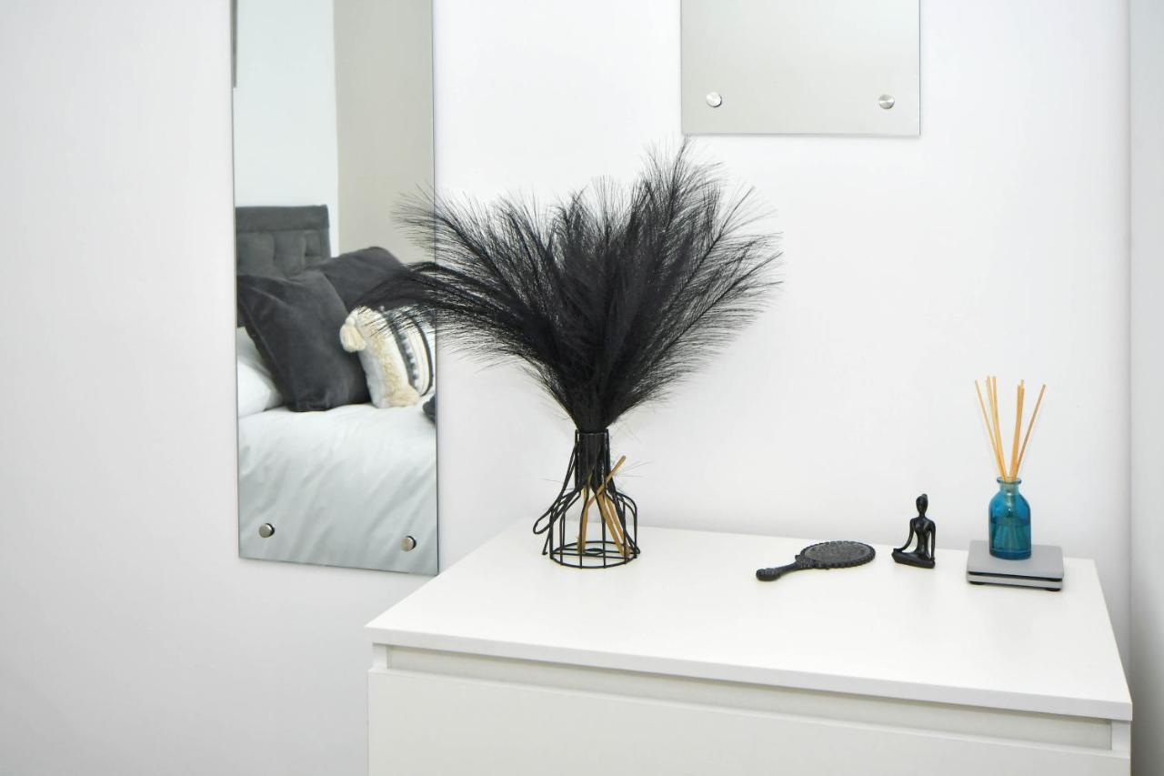 Find A Spacious And Stylish Escape In The City Centre At Sturgess House, Perfect For Longer Stays! Stoke-on-Trent ภายนอก รูปภาพ