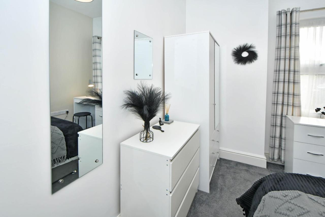 Find A Spacious And Stylish Escape In The City Centre At Sturgess House, Perfect For Longer Stays! Stoke-on-Trent ภายนอก รูปภาพ
